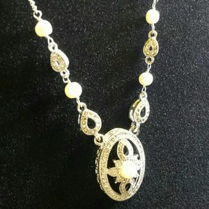 Avon Maripoza Freshwater Pearl Necklace